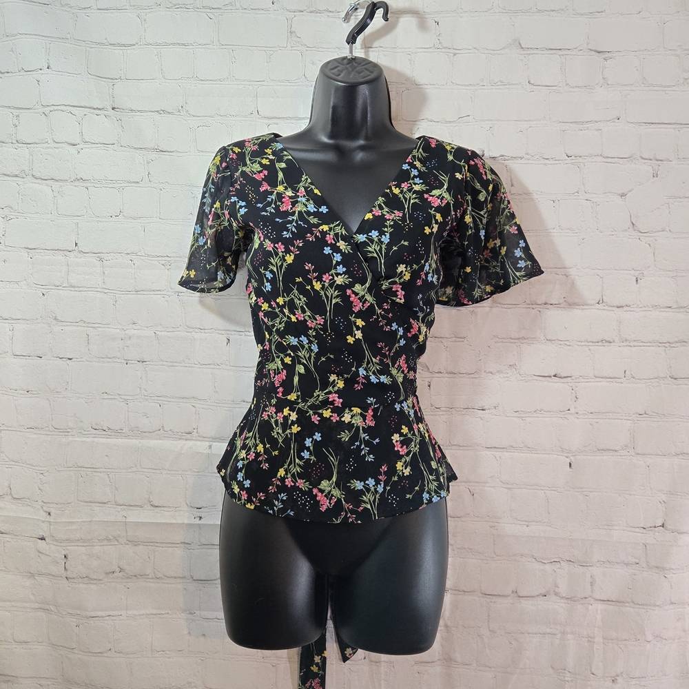 MiAmi Black Floral V Neck Tie Back Babydoll Fairy Blouse Short Sleeve Lined Sz L